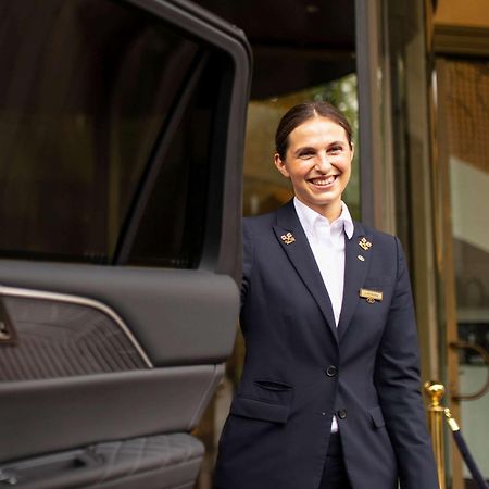 Sofitel Frankfurt Opera Ξενοδοχείο Φραγκφούρτη Εξωτερικό φωτογραφία A chauffeur at the airport