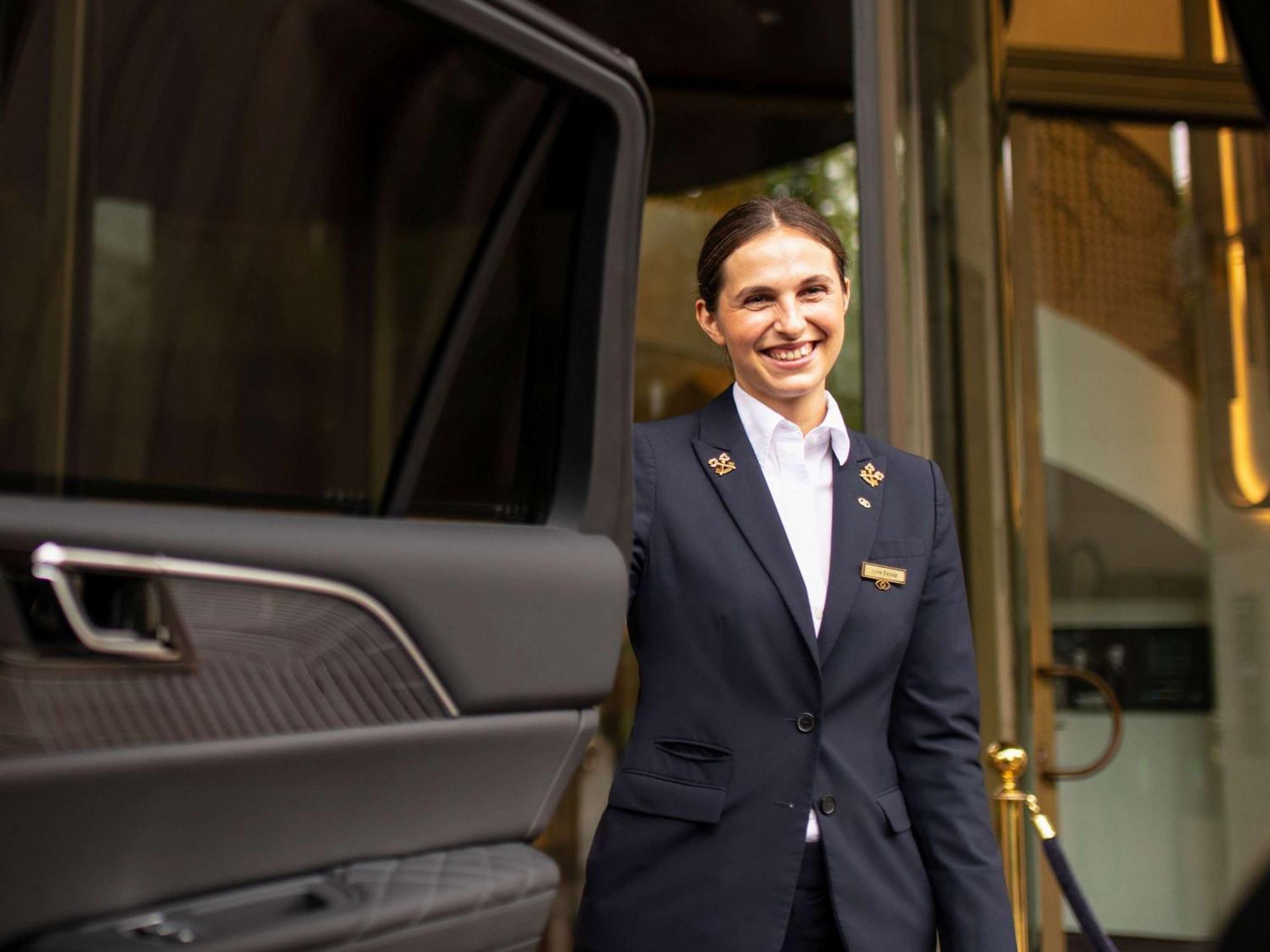 Sofitel Frankfurt Opera Ξενοδοχείο Φραγκφούρτη Εξωτερικό φωτογραφία A chauffeur at the airport