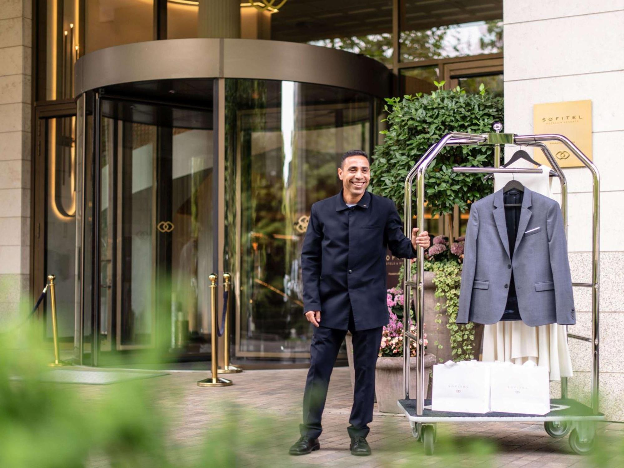 Sofitel Frankfurt Opera Ξενοδοχείο Φραγκφούρτη Εξωτερικό φωτογραφία A bellboy at the entrance of a hotel