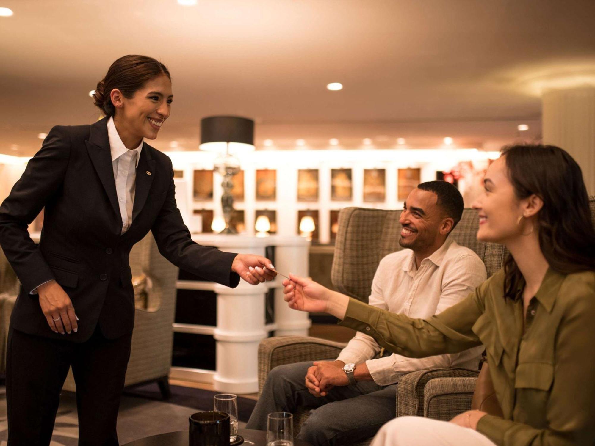 Sofitel Frankfurt Opera Ξενοδοχείο Φραγκφούρτη Εξωτερικό φωτογραφία A hotel manager greeting guests