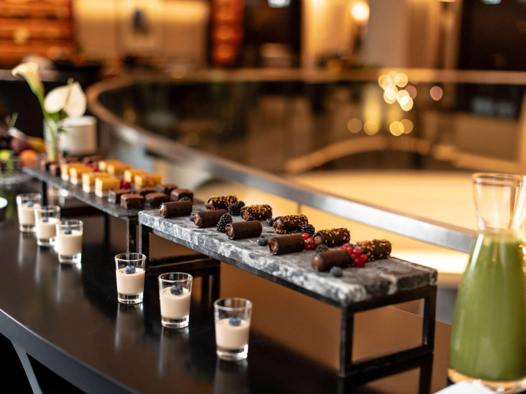 Sofitel Frankfurt Opera Ξενοδοχείο Φραγκφούρτη Εξωτερικό φωτογραφία A selection of chocolate and other desserts
