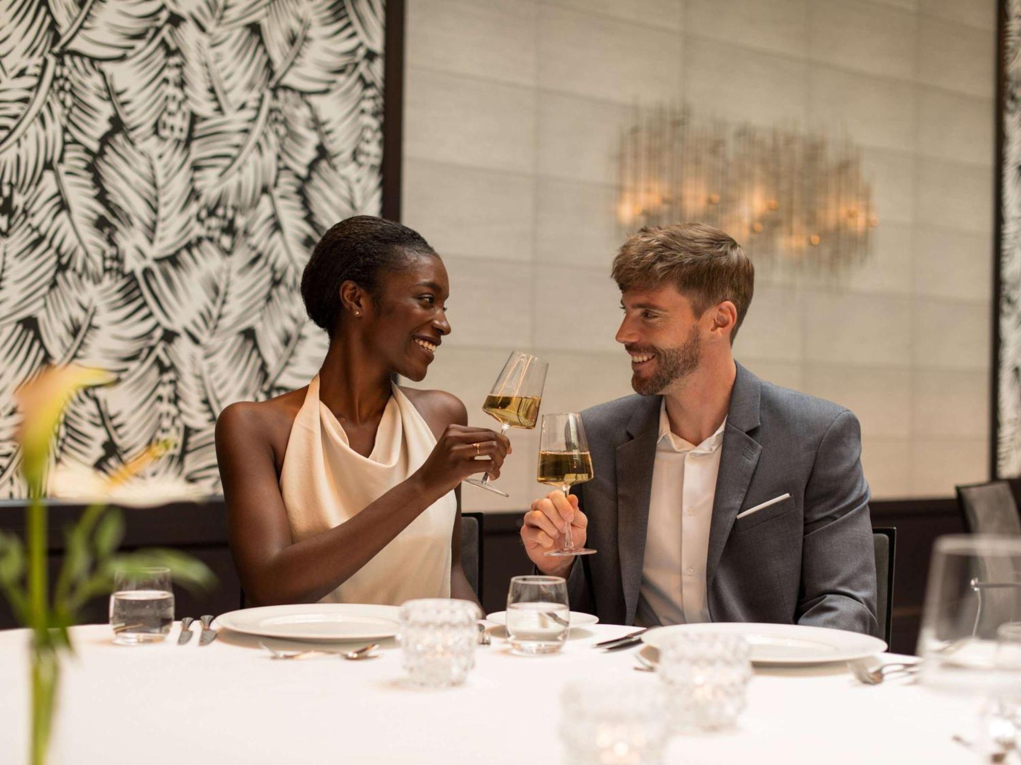 Sofitel Frankfurt Opera Ξενοδοχείο Φραγκφούρτη Εξωτερικό φωτογραφία A couple dining at the restaurant