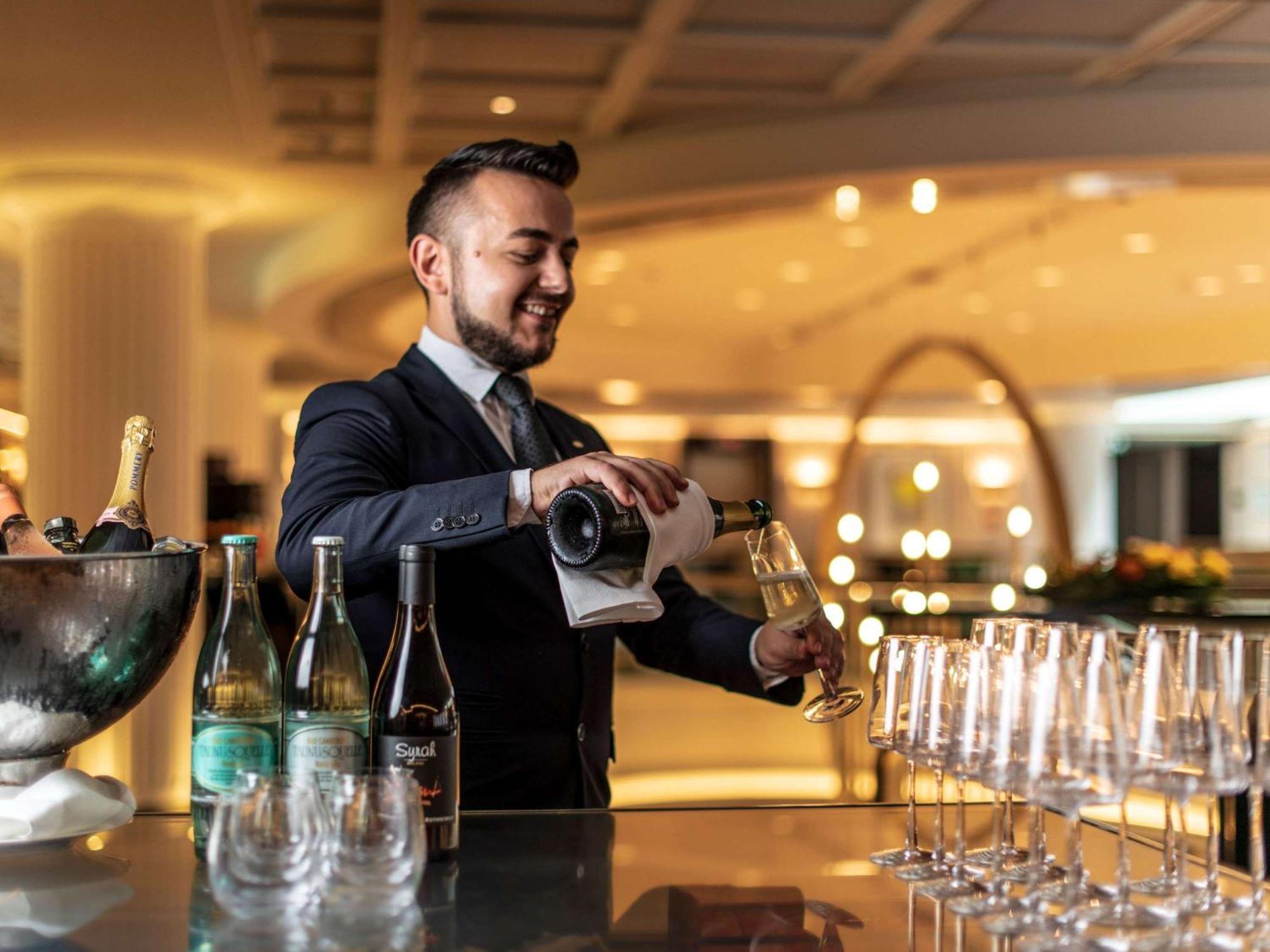 Sofitel Frankfurt Opera Ξενοδοχείο Φραγκφούρτη Εξωτερικό φωτογραφία A sommelier at work