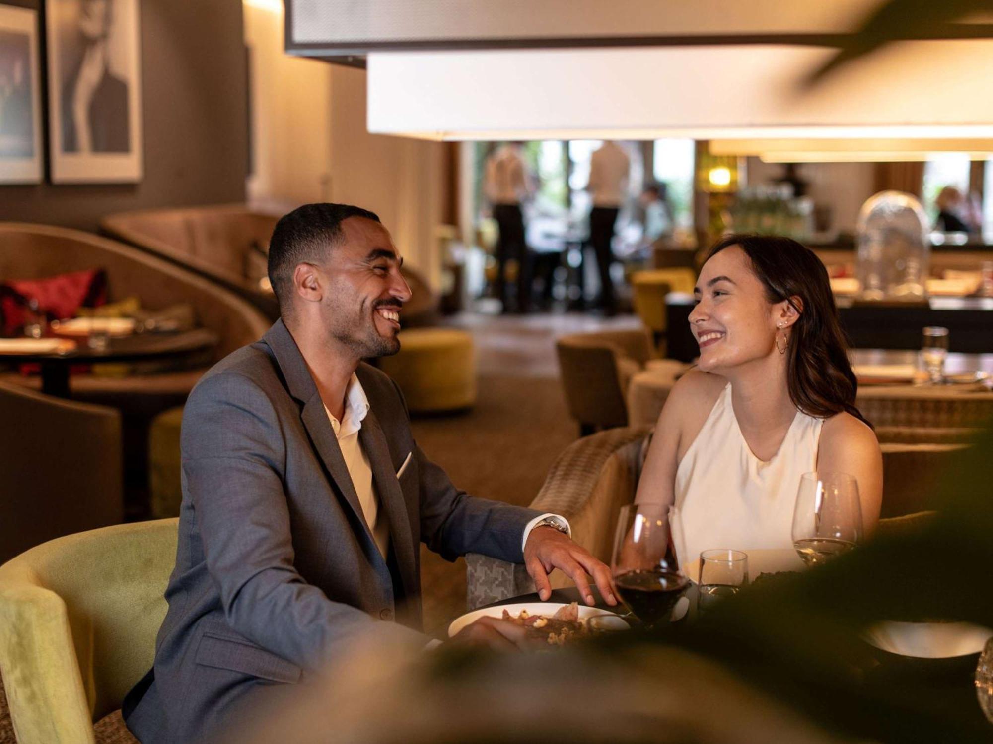 Sofitel Frankfurt Opera Ξενοδοχείο Φραγκφούρτη Εξωτερικό φωτογραφία A couple dining at the hotel's restaurant