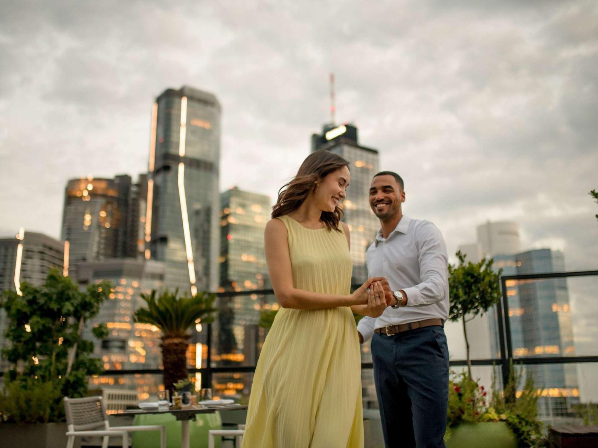 Sofitel Frankfurt Opera Ξενοδοχείο Φραγκφούρτη Εξωτερικό φωτογραφία A couple dancing