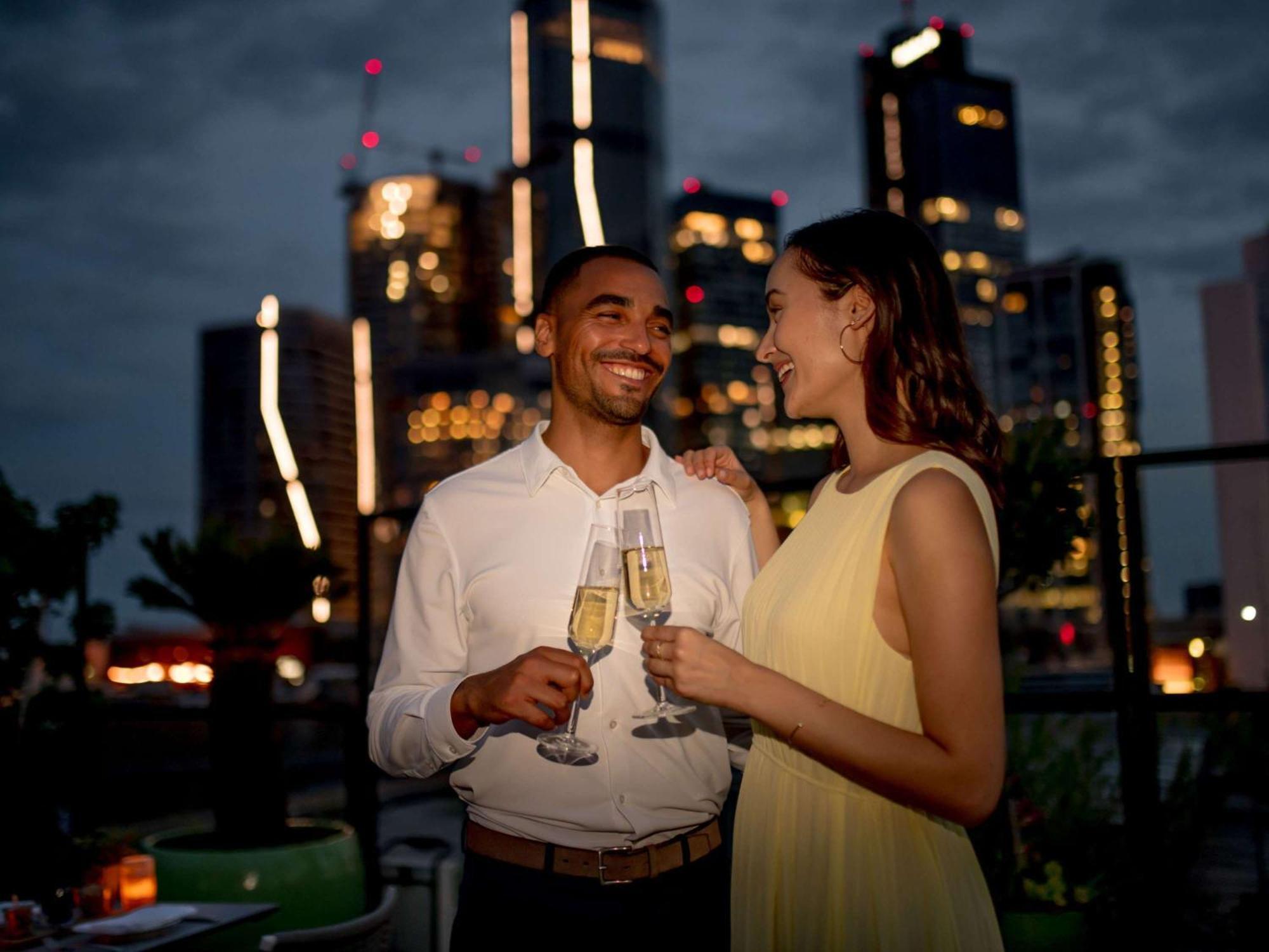 Sofitel Frankfurt Opera Ξενοδοχείο Φραγκφούρτη Εξωτερικό φωτογραφία A couple drinking champagne
