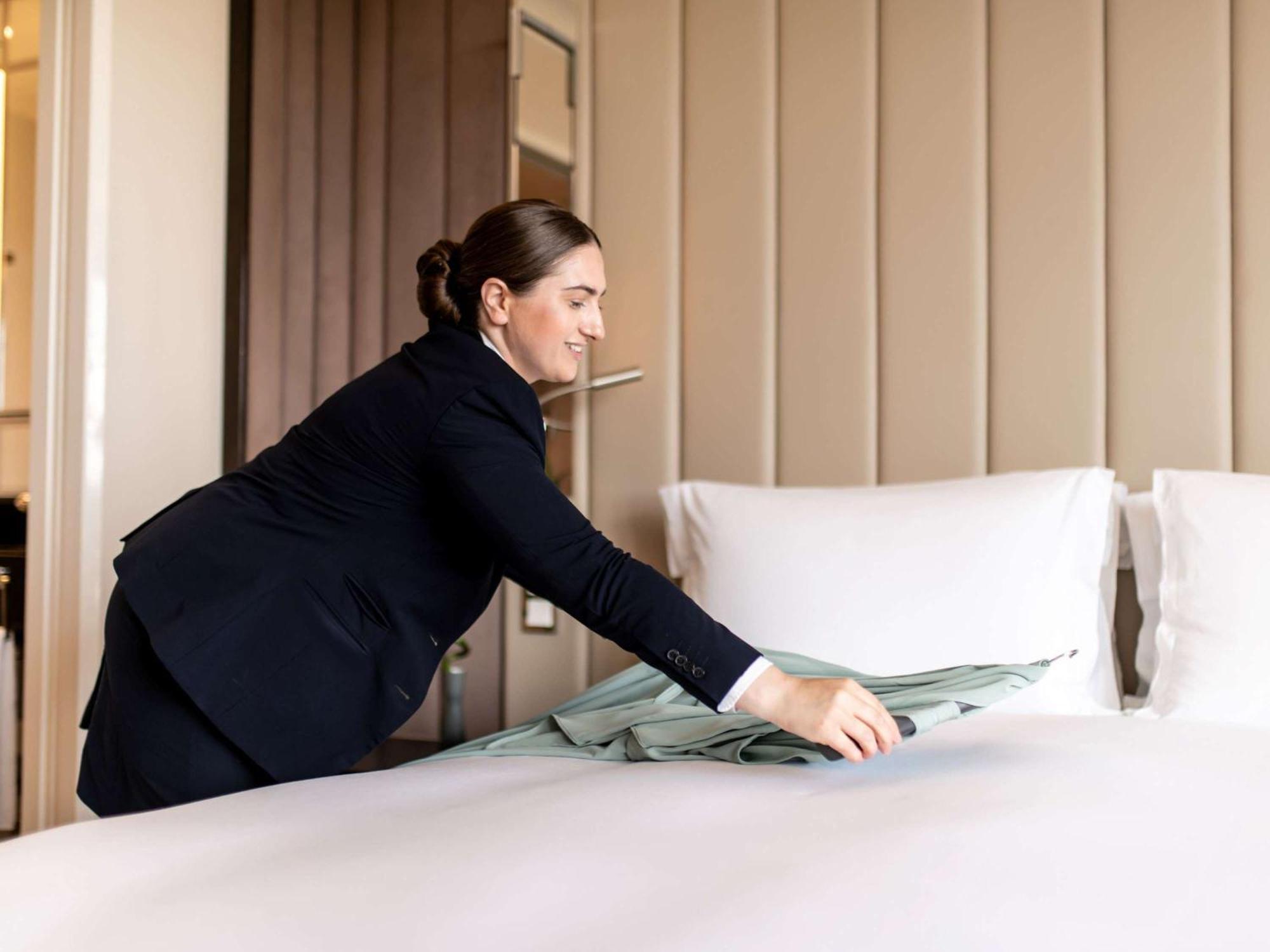 Sofitel Frankfurt Opera Ξενοδοχείο Φραγκφούρτη Εξωτερικό φωτογραφία A chambermaid making a bed
