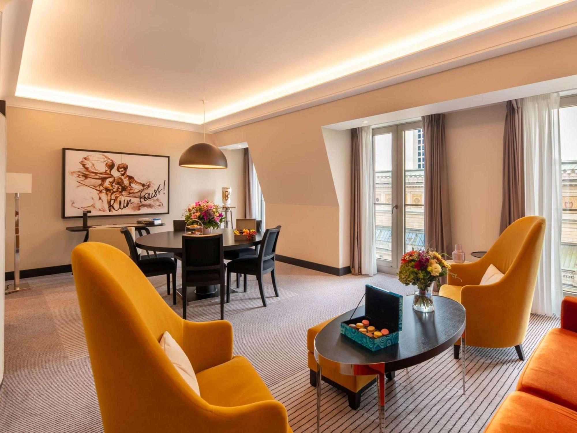 Sofitel Frankfurt Opera Ξενοδοχείο Φραγκφούρτη Εξωτερικό φωτογραφία The Savoy's renovated rooms