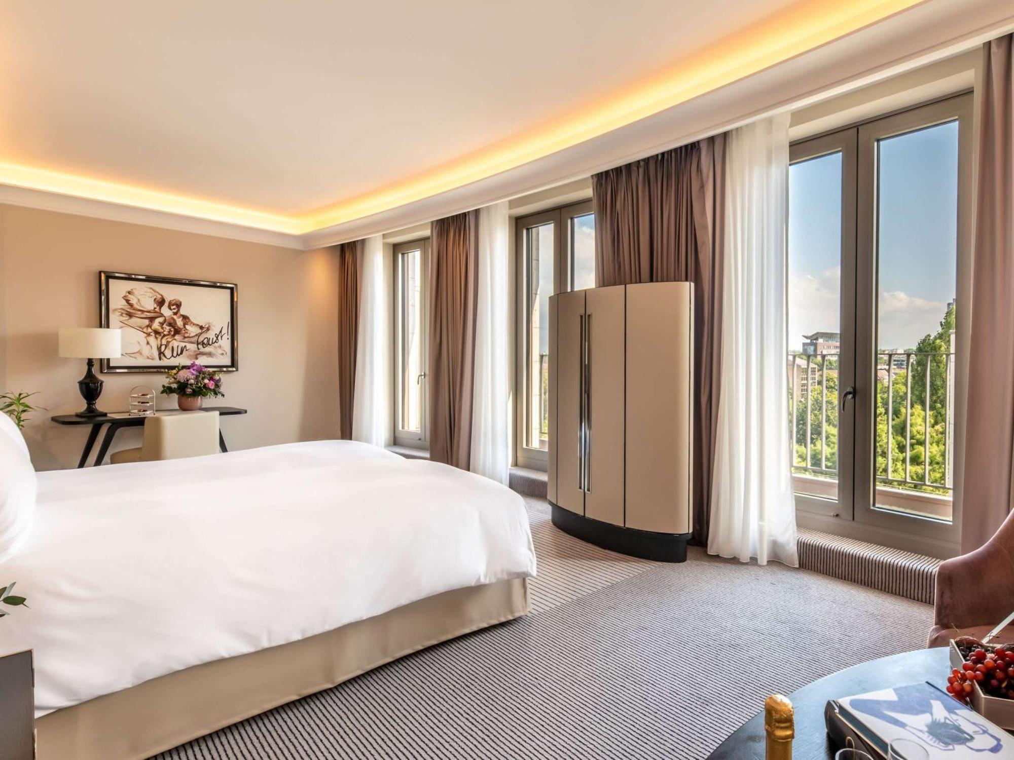 Sofitel Frankfurt Opera Ξενοδοχείο Φραγκφούρτη Εξωτερικό φωτογραφία A bedroom at the hotel