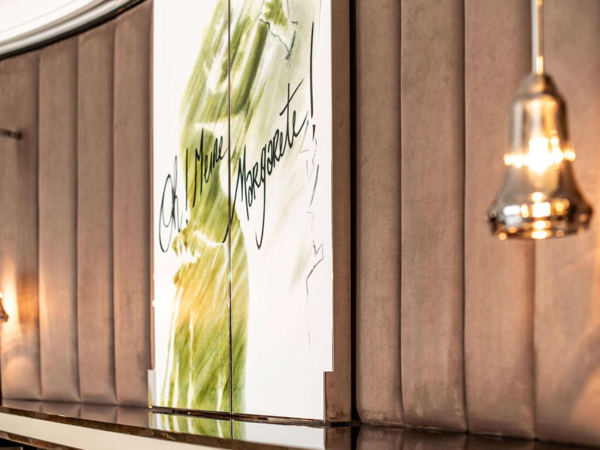 Sofitel Frankfurt Opera Ξενοδοχείο Φραγκφούρτη Εξωτερικό φωτογραφία Signature artwork by artist, Mark Rothko