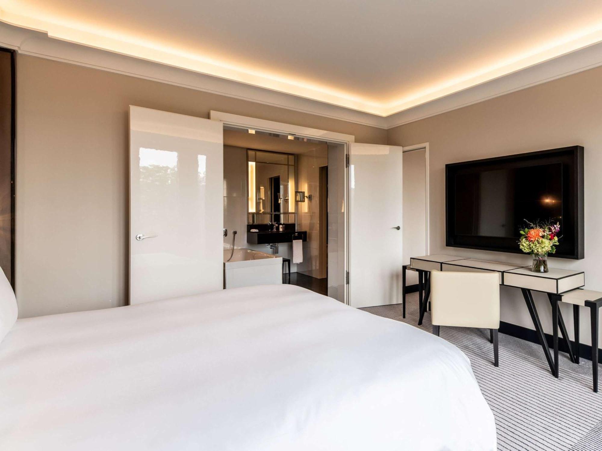 Sofitel Frankfurt Opera Ξενοδοχείο Φραγκφούρτη Εξωτερικό φωτογραφία A bedroom at the hotel